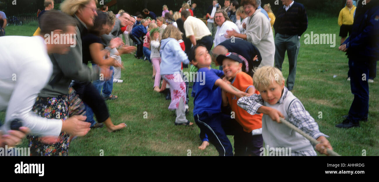 Kinder spielen Tauziehen während Mittsommerfest in Schweden Stockfoto