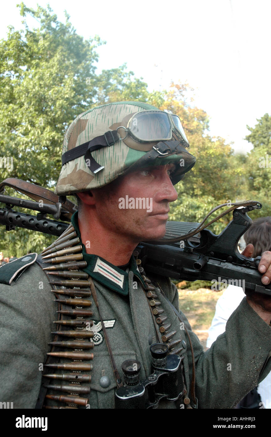 Historisches Reenactment des Warschauer Aufstandes 1944 im zweiten Weltkrieg - Mann in Nazi-Soldaten Uniform mit MG-34 Maschinengewehr Stockfoto