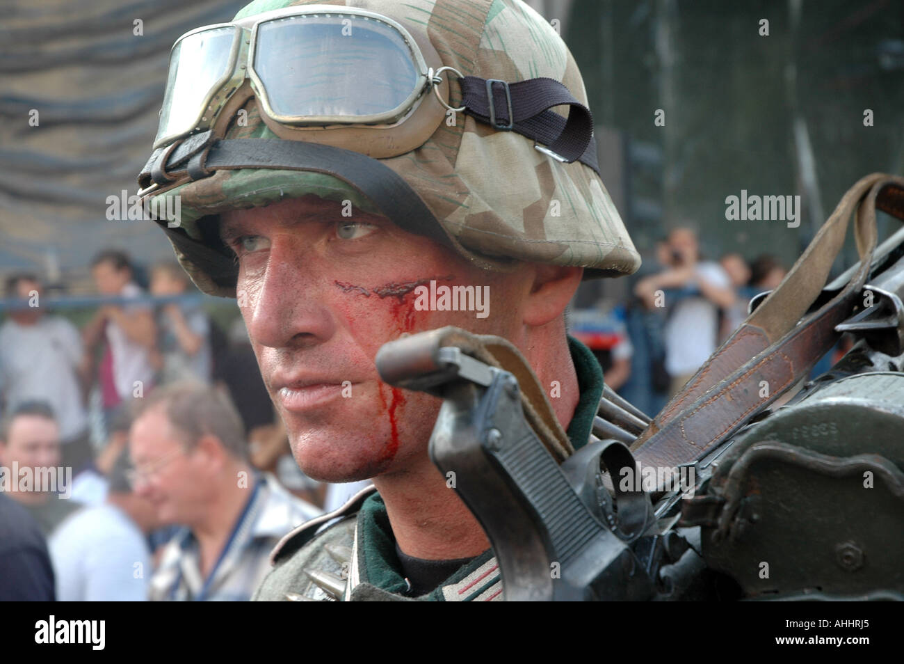 Historisches Reenactment des Warschauer Aufstandes 1944 im zweiten Weltkrieg - Mann in Nazi-Soldaten Uniform mit MG-34 Maschinengewehr Stockfoto