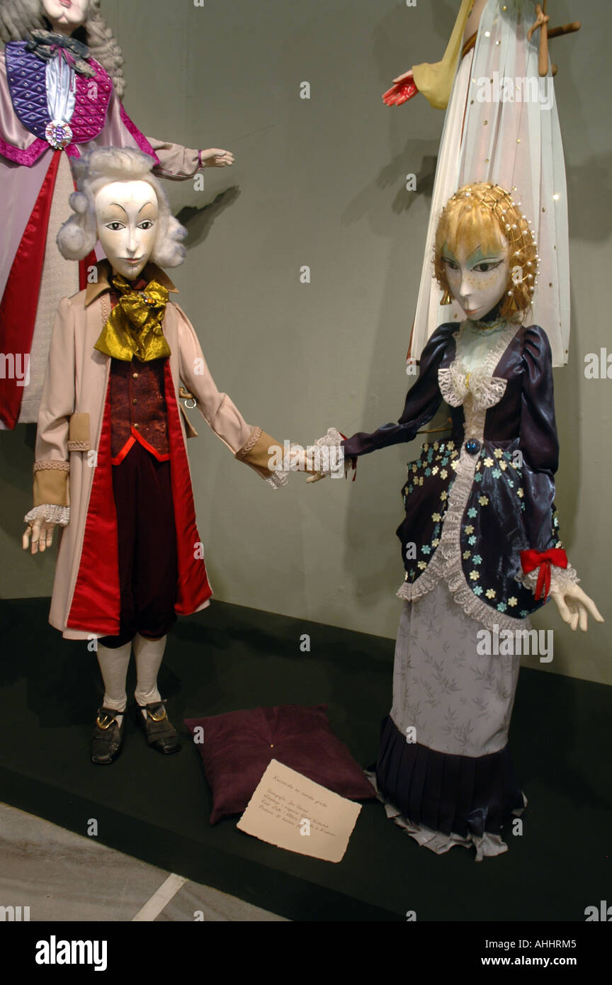 Puppen von Puppet zeigt basierend auf Hans Christian Andersen Märchen  aufweisen. Prinz und Prinzessin aus die Prinzessin und die Erbse  Stockfotografie - Alamy