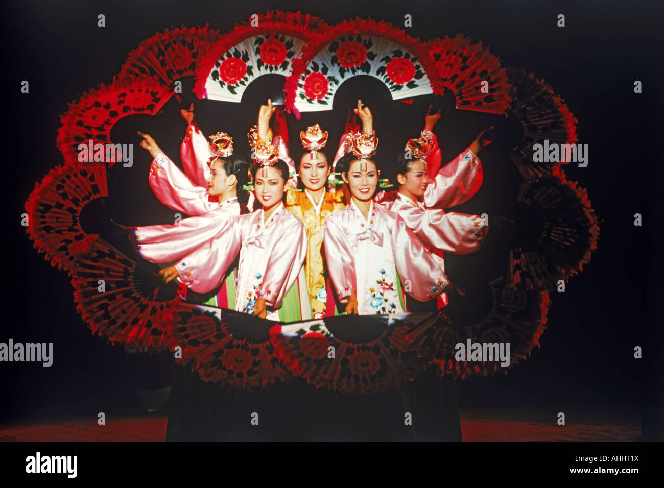 Frauen, die Durchführung von traditionellen koreanischen fan Tanz in Südkorea Stockfoto