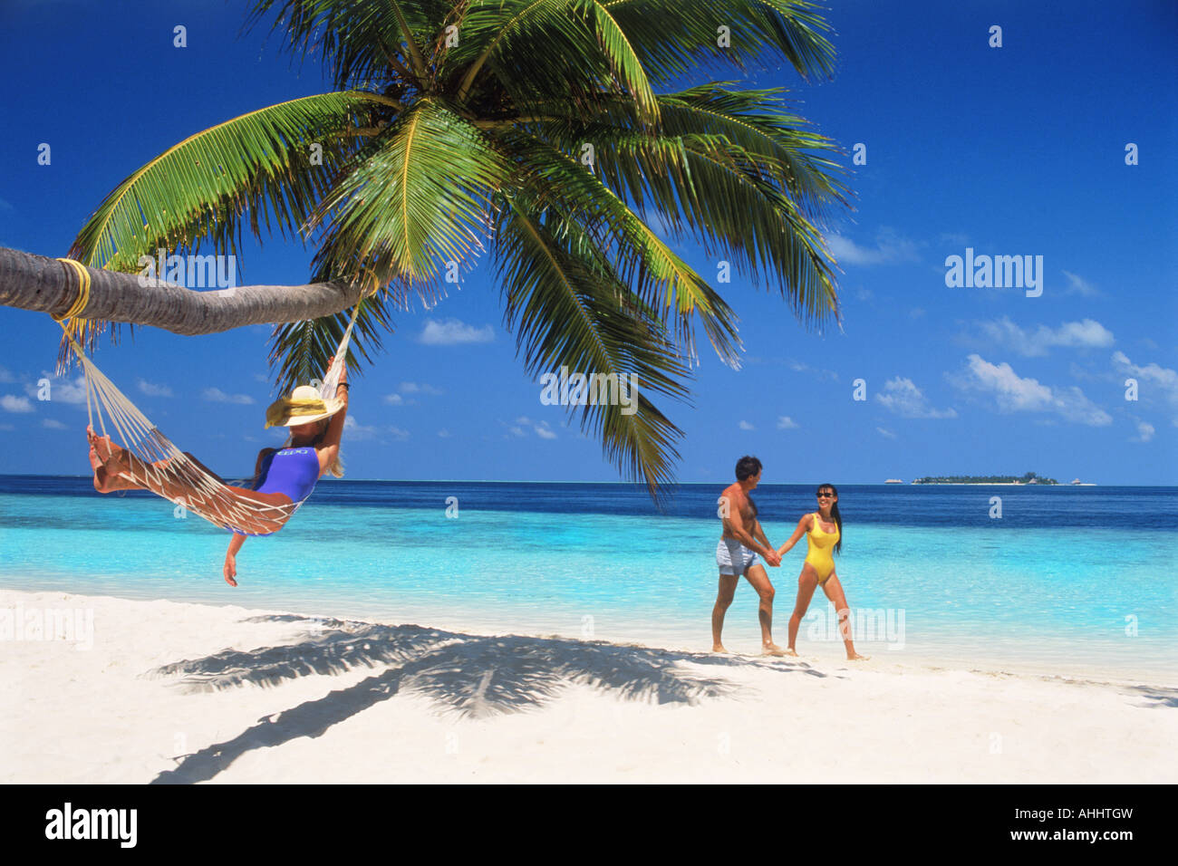 Paar vorbeifahrenden Frau in Hängematte auf Fihalhohi Insel Malediven Stockfoto