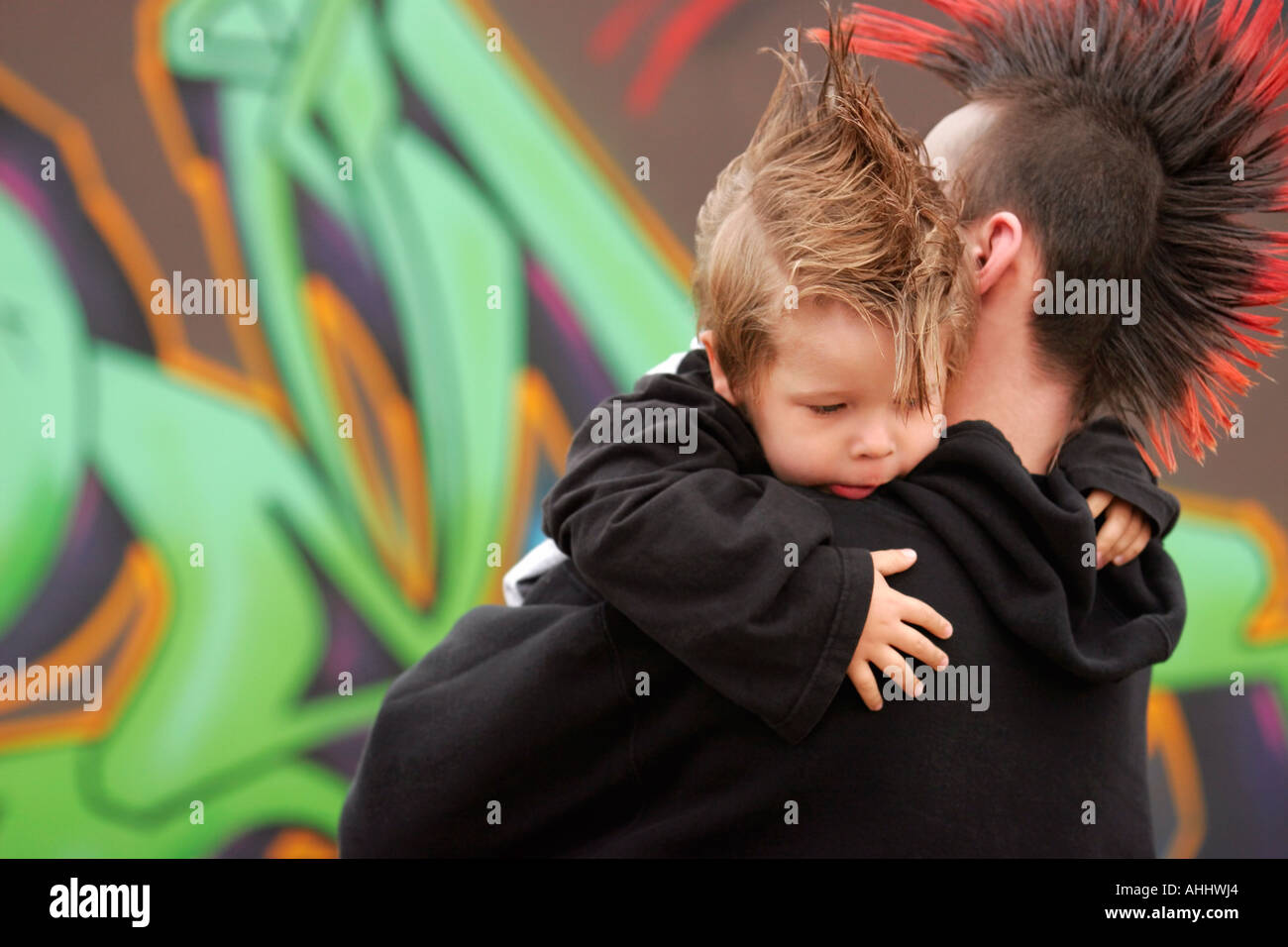 Vater und Sohn mit mohawks Stockfoto