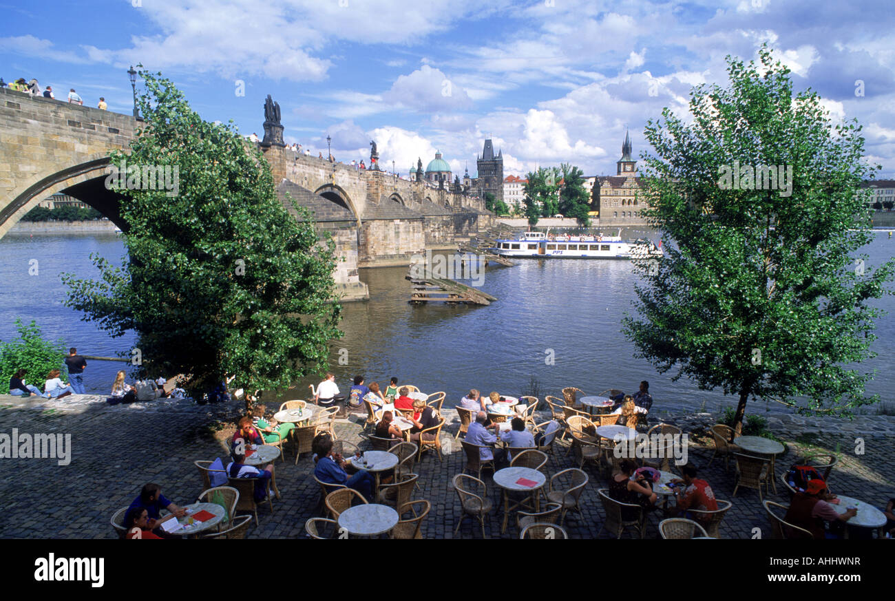 Karlsbrücke über die Moldau mit Touristen im riverside Restaurant in Prag Stockfoto