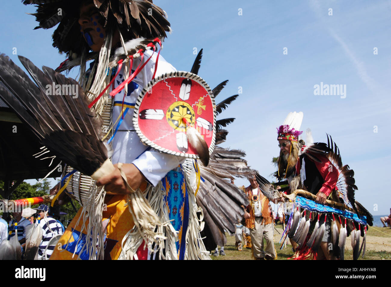 östlichen kanadischen Ureinwohner gekleidet in traditioneller Tracht, Tanz und Teilnahme an einem PowWow in Kanada Stockfoto