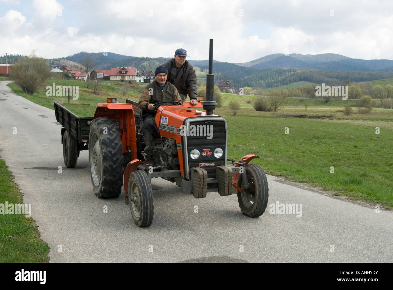 Bauern auf ihrem Massey Ferguson Traktor Polen. Stockfoto