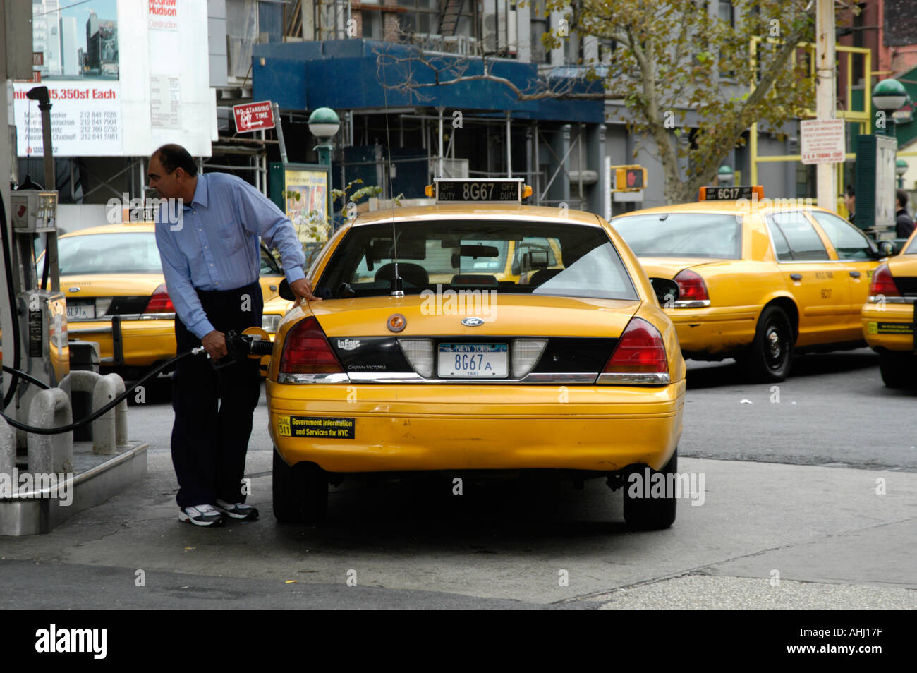 Gelbes Taxi Taxifahrer füllen sein Auto an der Gas Station, New York City, USA Stockfoto