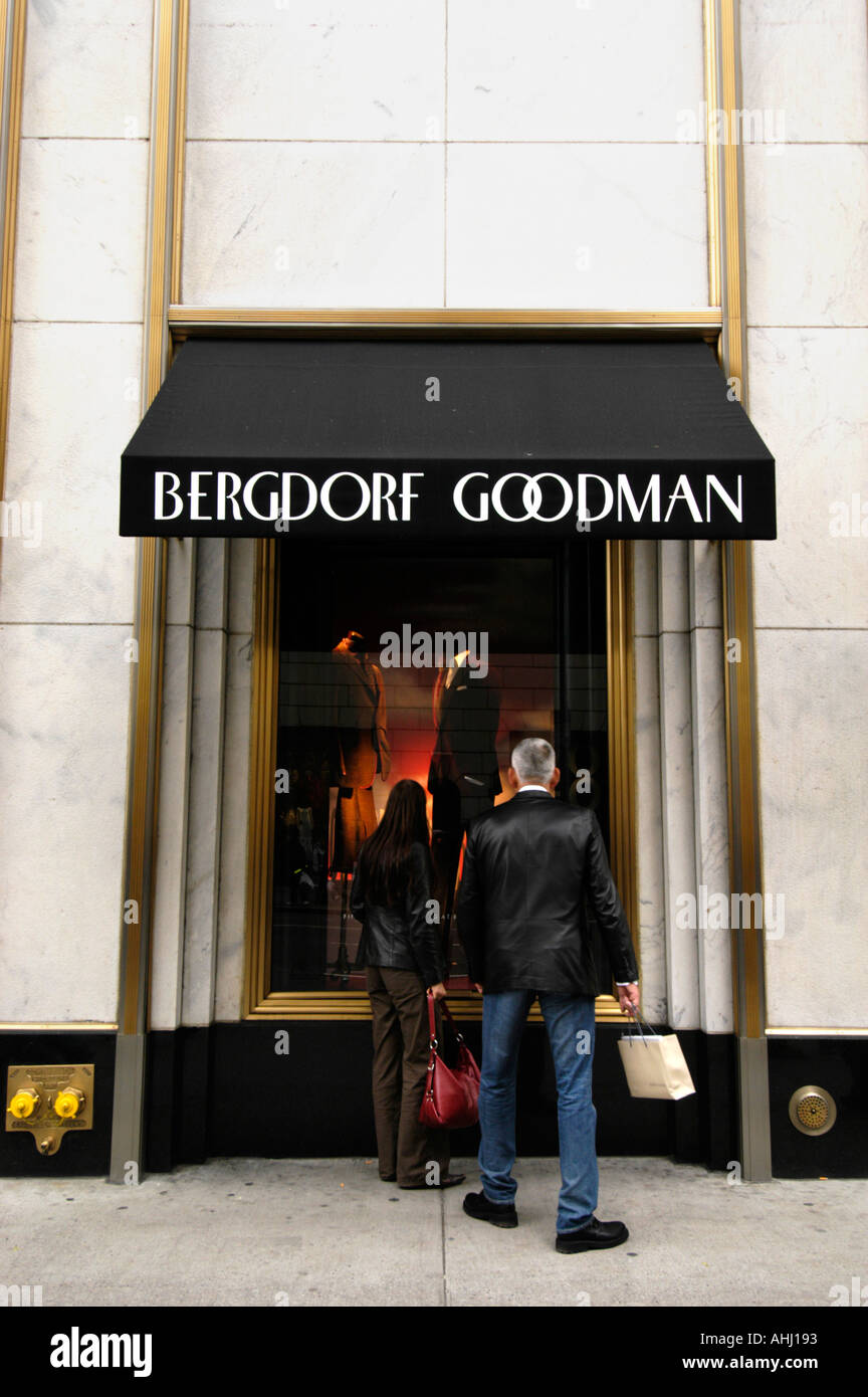 Menschen, die Einkaufen bei Abteilung Speichern Bergdorf Goodman auf Fifth Avenue, New York City, USA Stockfoto
