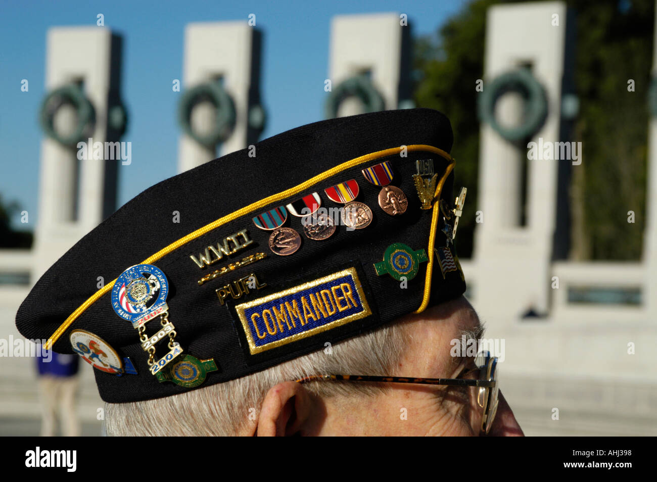 Medaillen auf die Kappe eines Veterans Besucher auf der Zweiten Welt Krieg Denkmal an der Mall in Washington DC, USA Stockfoto
