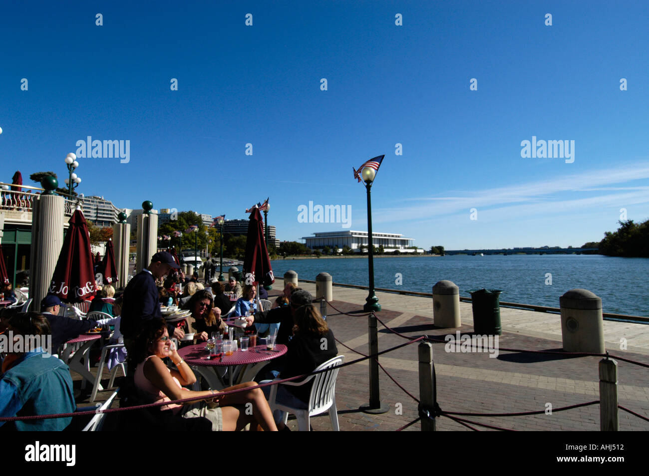 Bar und Restaurant am Ufer des Potomac River, Washington DC, USA Stockfoto