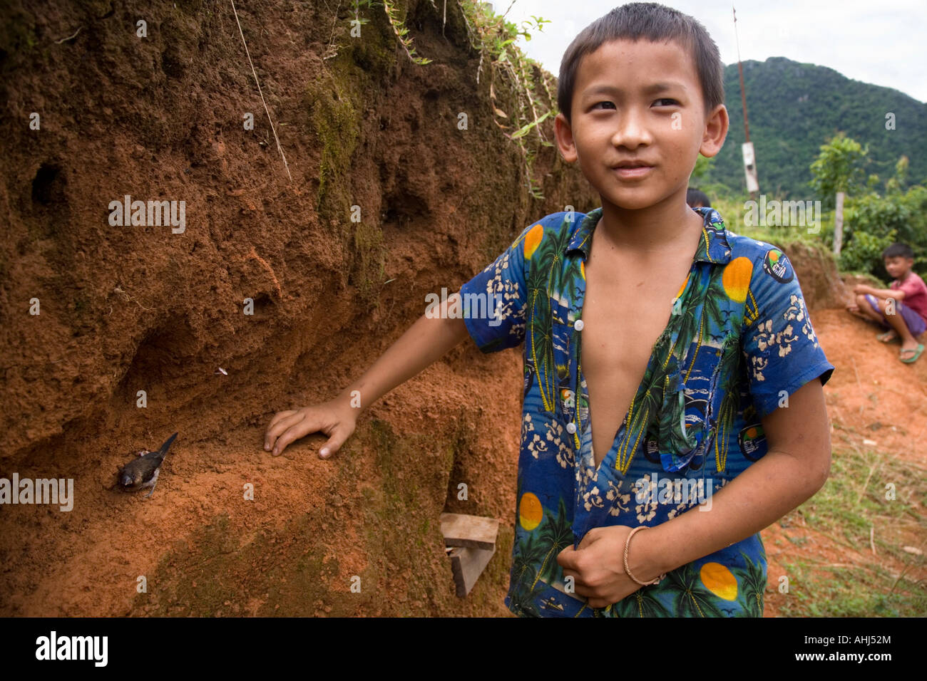 Junge und kleine Vogel in der Nähe von Ban Na Thong Dorf Vang Vieng Laos Stockfoto