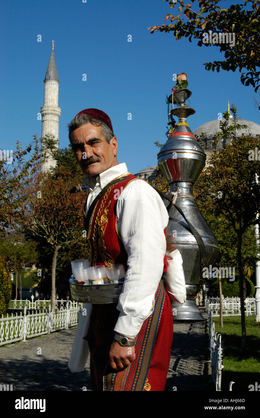 Mann in osmanischer Tracht verkaufen Shira Traubensaft in Sultanahmet Istanbul Türkei Stockfoto