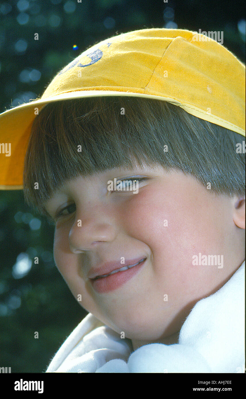 Junge mit gelber Kappe lächelnd in die Kamera, Deutschland. Foto: Willy Matheisl Stockfoto