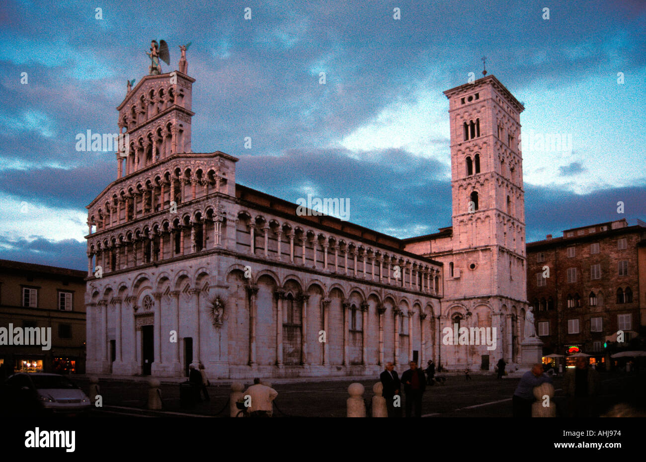 Sonnenuntergang, San Michele in Foro, Piazza San Michele, Lucca, Italien. Stockfoto