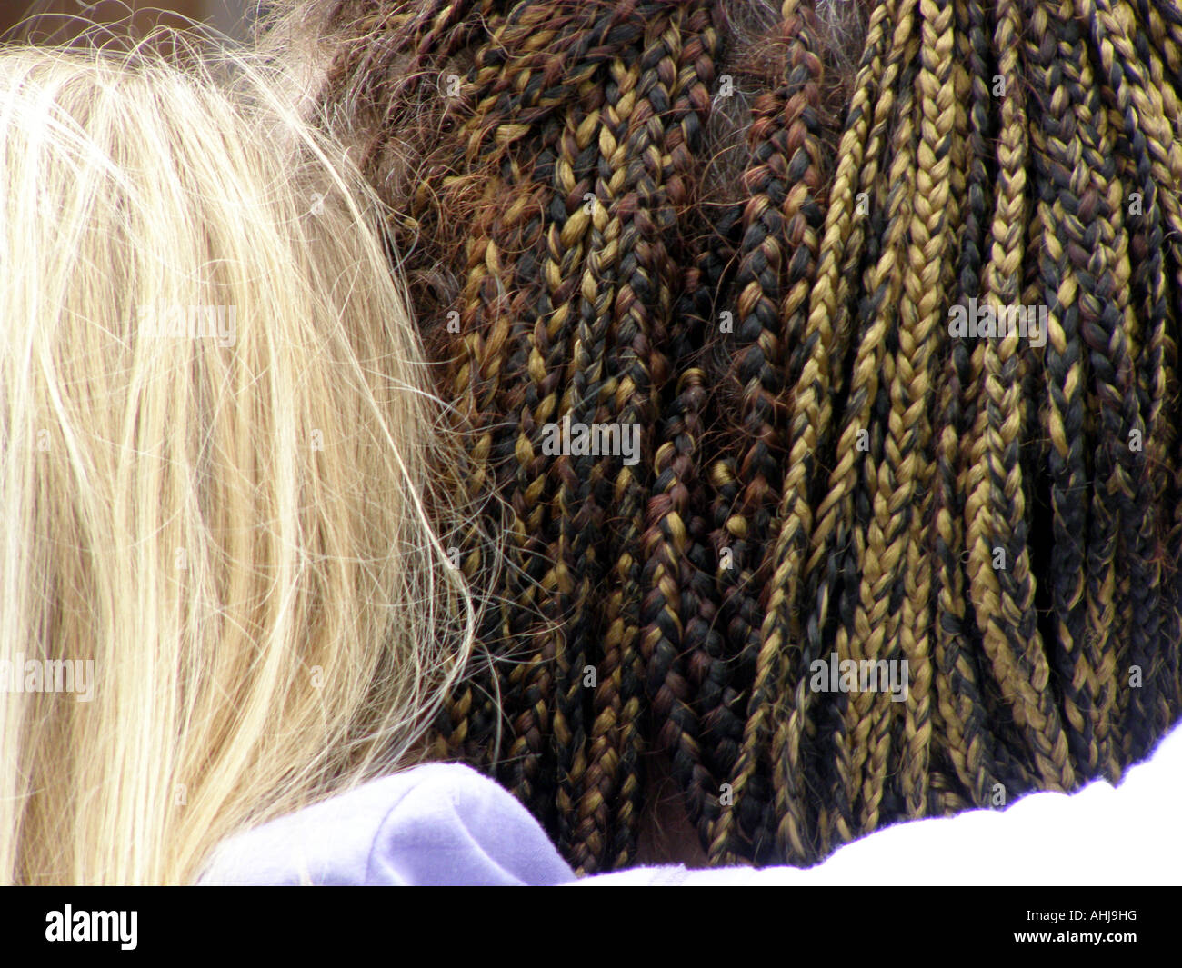 Rückansicht des anonymen kontrastierenden Staats feiner wispy blonde Haare für Kleinkinder und Erwachsene geflochten braun Schlösser Stockfoto