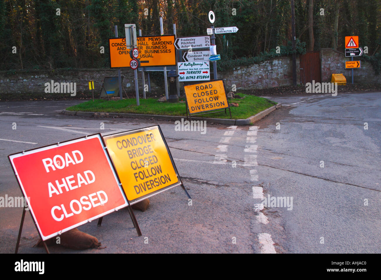 Mehrere Verkehrszeichen Condover in der Nähe von Shrewbury-Shropshire-England-UK-Vereinigtes Königreich-GB Stockfoto