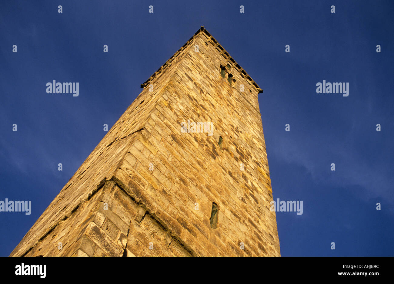 St. Rule's Tower, St. Andrews Cathedral in der Abenddämmerung. St. Andrews, Fife, Schottland, Großbritannien. Stockfoto