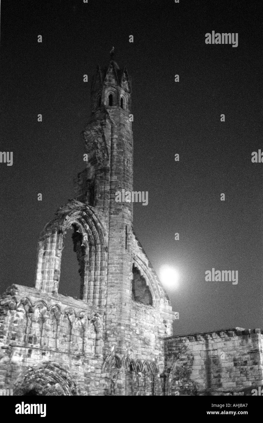 Ruinen der St. Andrews Cathedral West Tower bei Nacht mit dem Mond oben. St. Andrews, Fife, Schottland, Großbritannien. Stockfoto