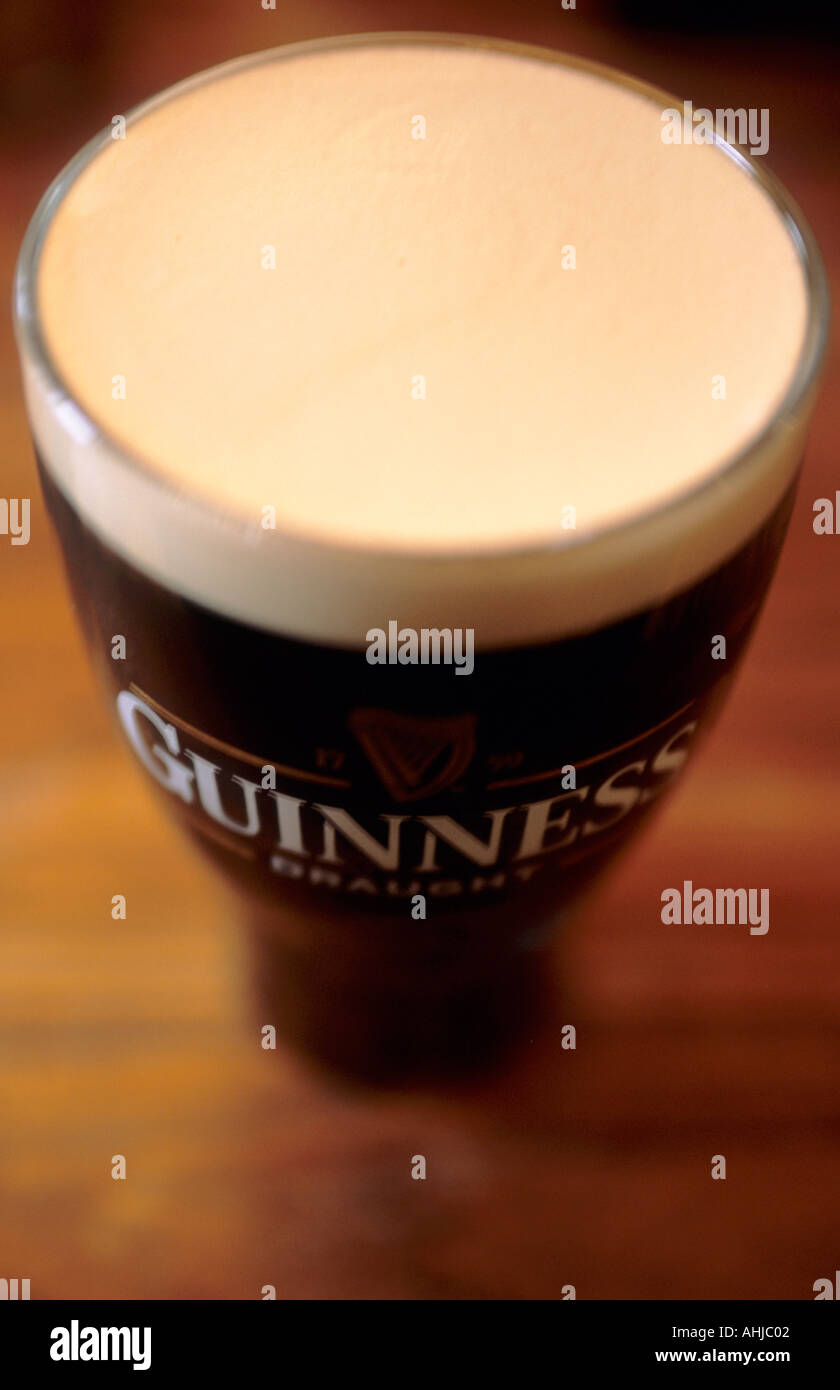 Pint Guinness Bier von oben mit Guinness Draft auf dem Glas geschrieben. Republik Irland. Stockfoto