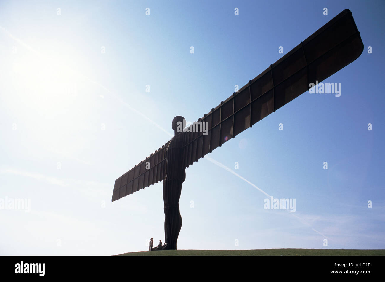 Engel des Nordens Statue von Anthony Gormley mit Menschen stehen an der Basis unter klarem blauen Himmel. Gateshead, Tyne und Wear, Großbritannien. Stockfoto