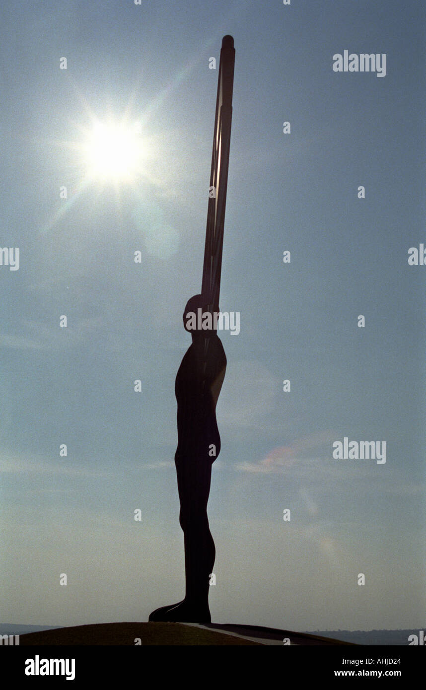 Blauer Himmel und Sonnenstrahlen über der Statue des Engels des Nordens von Antony Gormley. Gateshead, Tyne und Wear, Großbritannien. Stockfoto