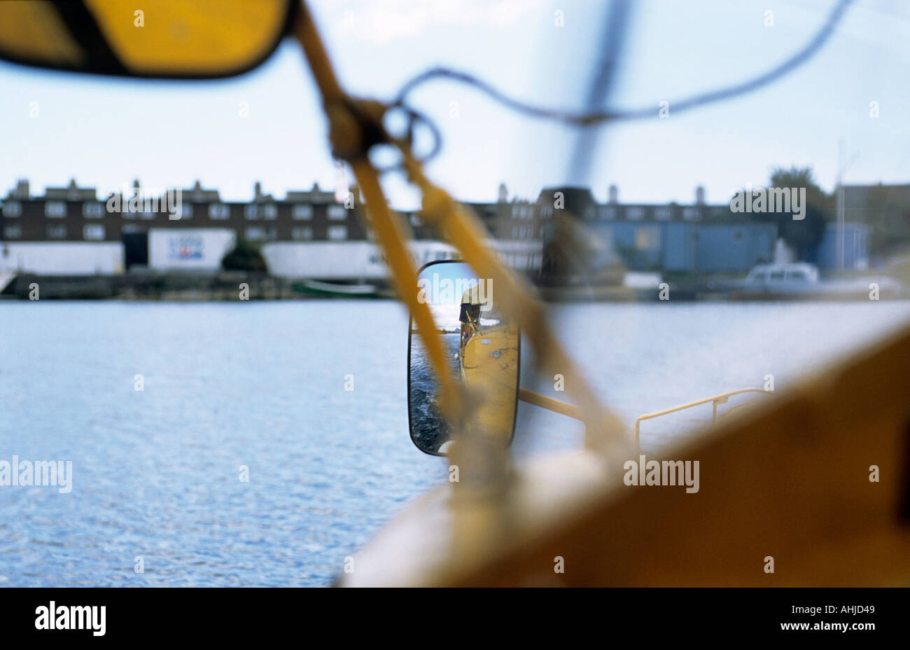DUKW Amphibienfahrzeug für Sightseeing-Touren der Stadt in Flügel Spiegel mit Teil des Fahrzeugs im Vordergrund gesehen verwendet. Dublin, Republik Irland. Stockfoto