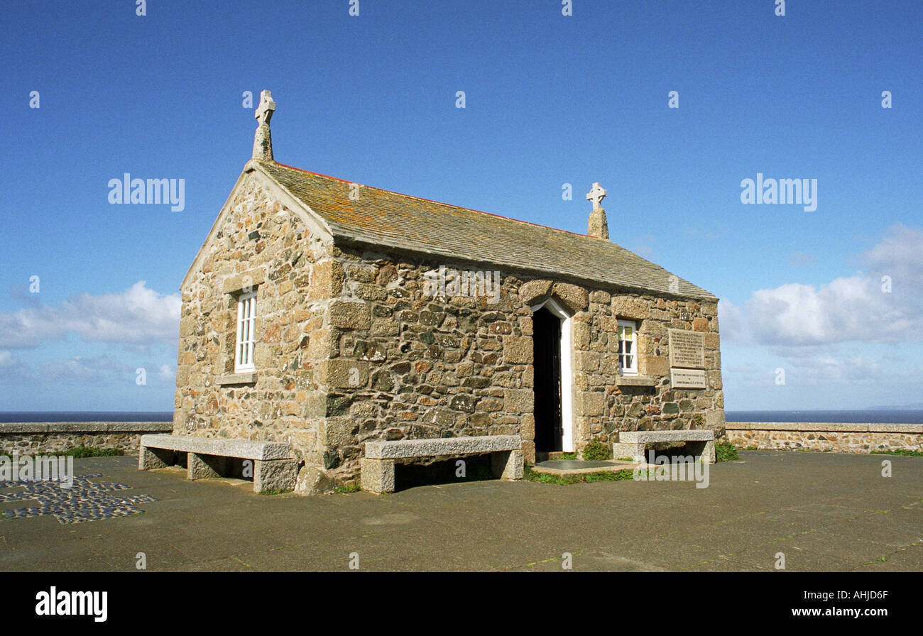 Die kleine Fischerkapelle St. Nicholas am St. Ives Head mit Blick auf den Porthmeor Beach und die Stadt St. Ives. St. Ives, Cornwall, Großbritannien. Stockfoto