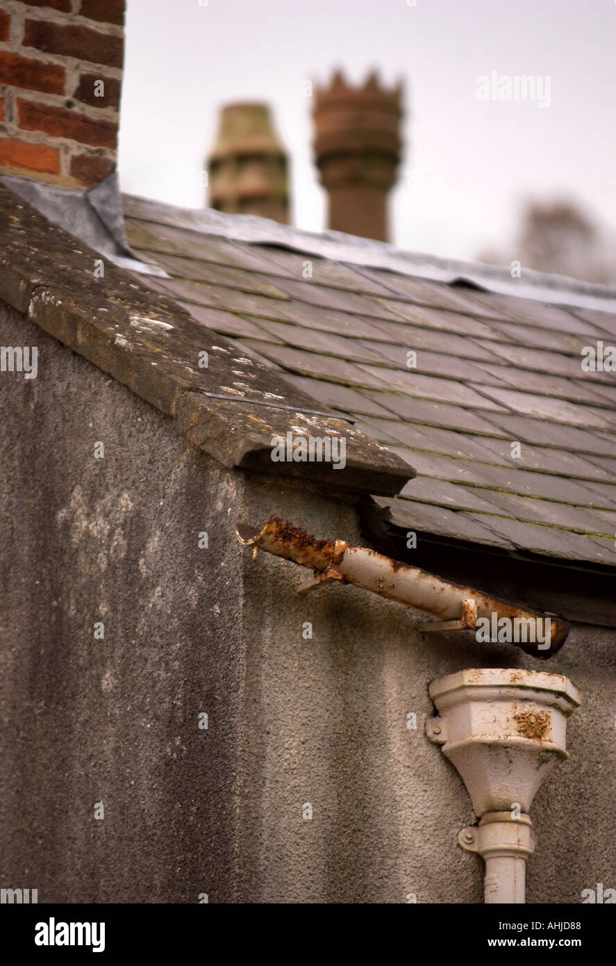 VIKTORIANISCHE ALTEISEN DACHRINNEN REPARATURBEDÜRFTIG Stockfoto