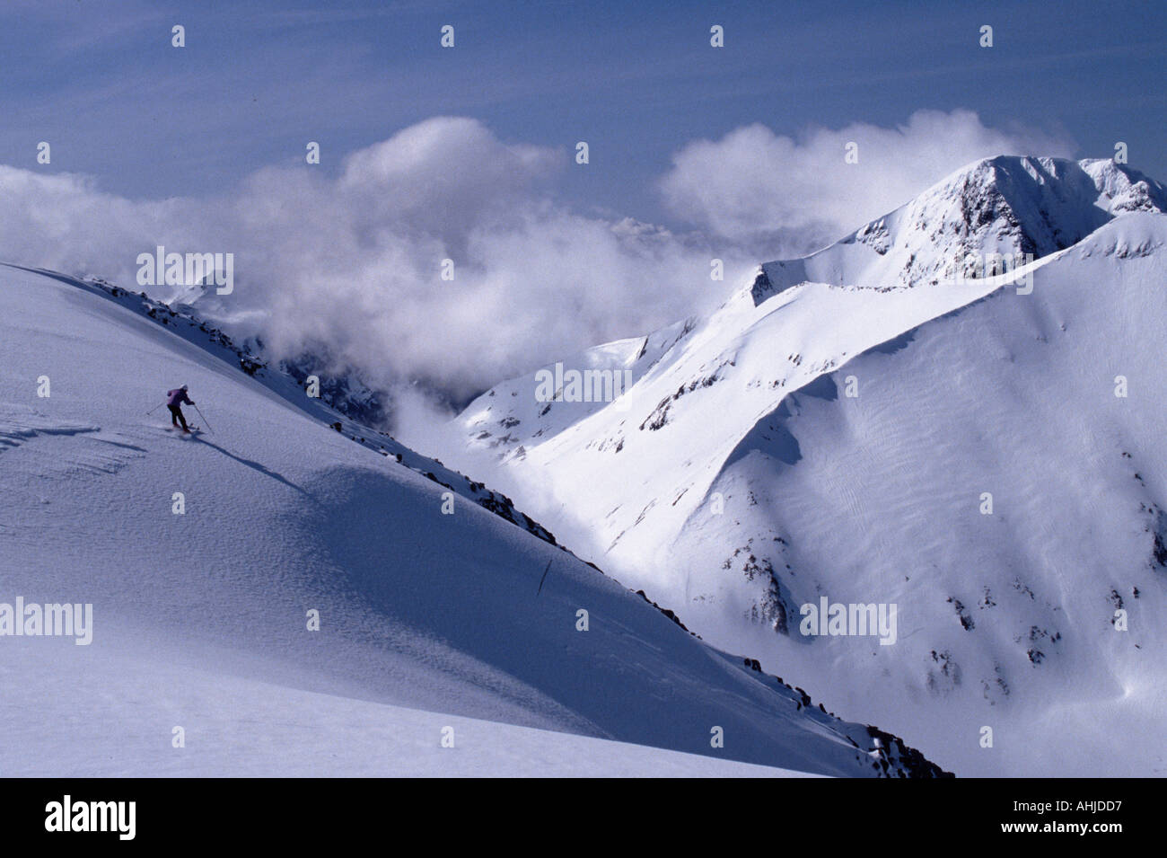 UK Schottland Inverness-Shire, Skifahren auf Aonach Mor Blick auf Carn mehr Derag und Ben Nevis Stockfoto