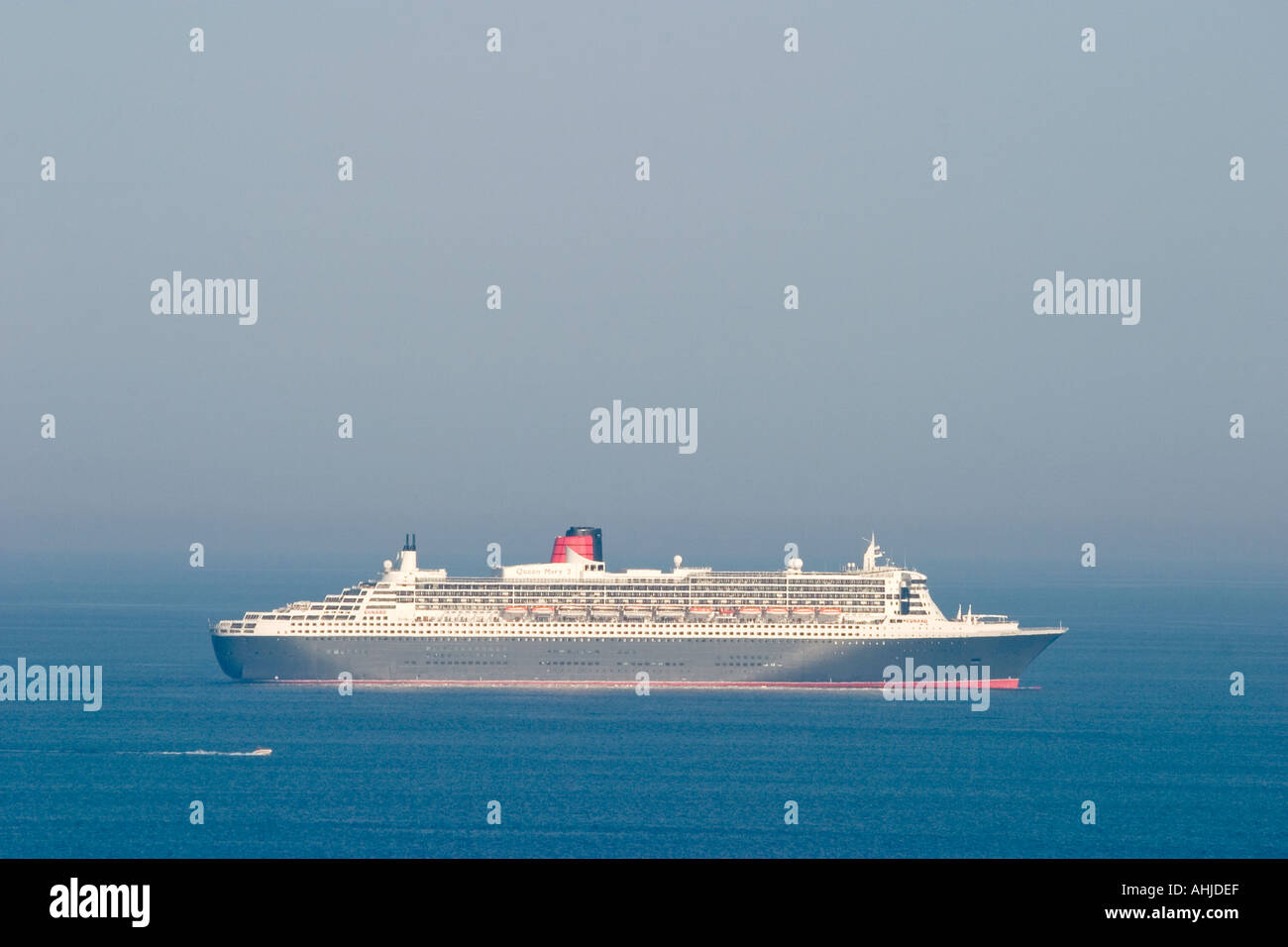 Queen Mary 2 unter Segel Stockfoto