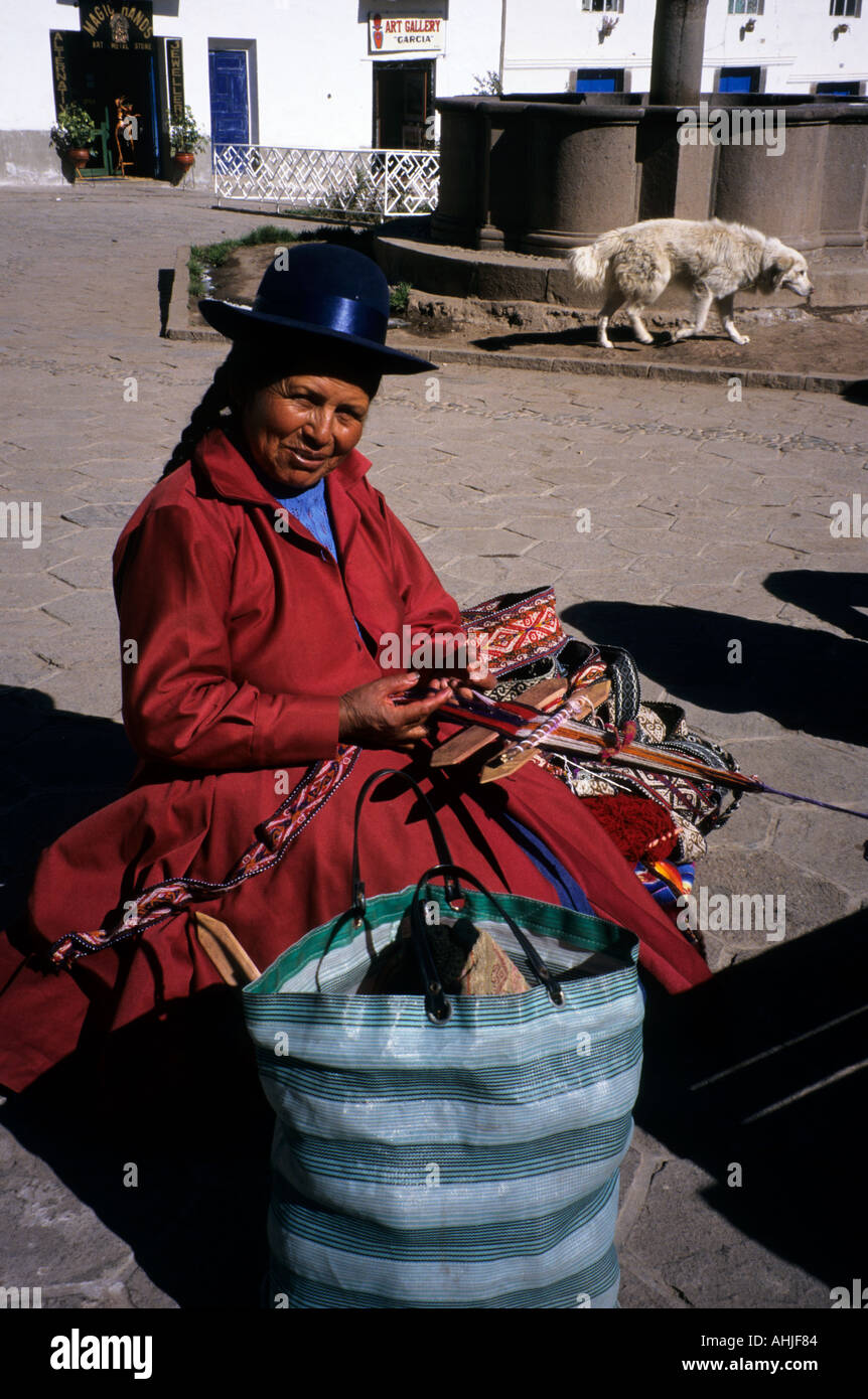 Quechua Dame Herstellung und Verkauf von gewebten Gürtel in der Region San Blas von Cusco. Cusco, Peru. Stockfoto