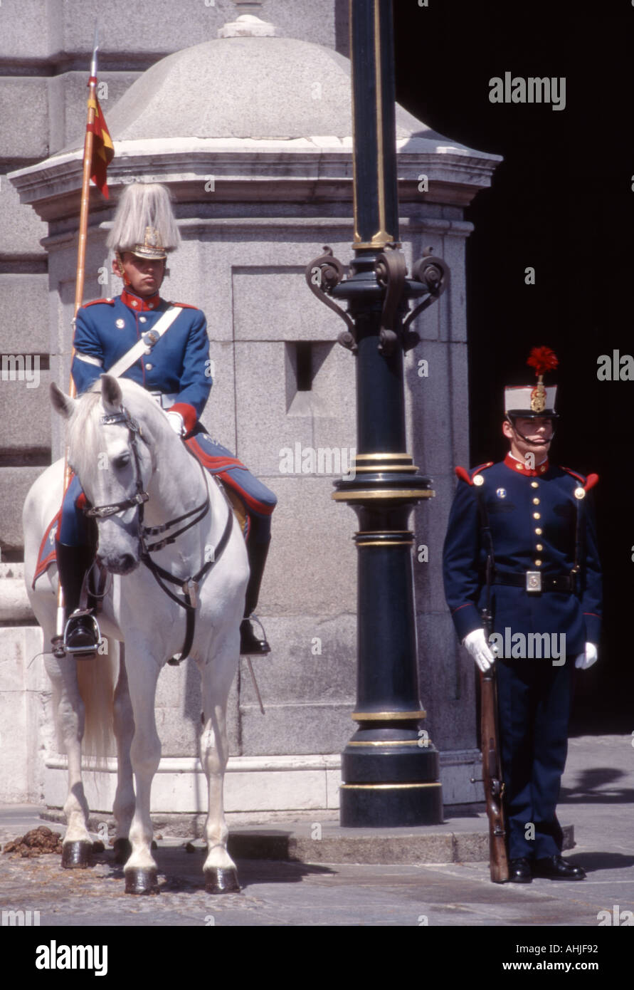 Madrid, Spanien. Palacio Real (Königlicher Palast) montiert Guard und Polizist am Eingang Stockfoto