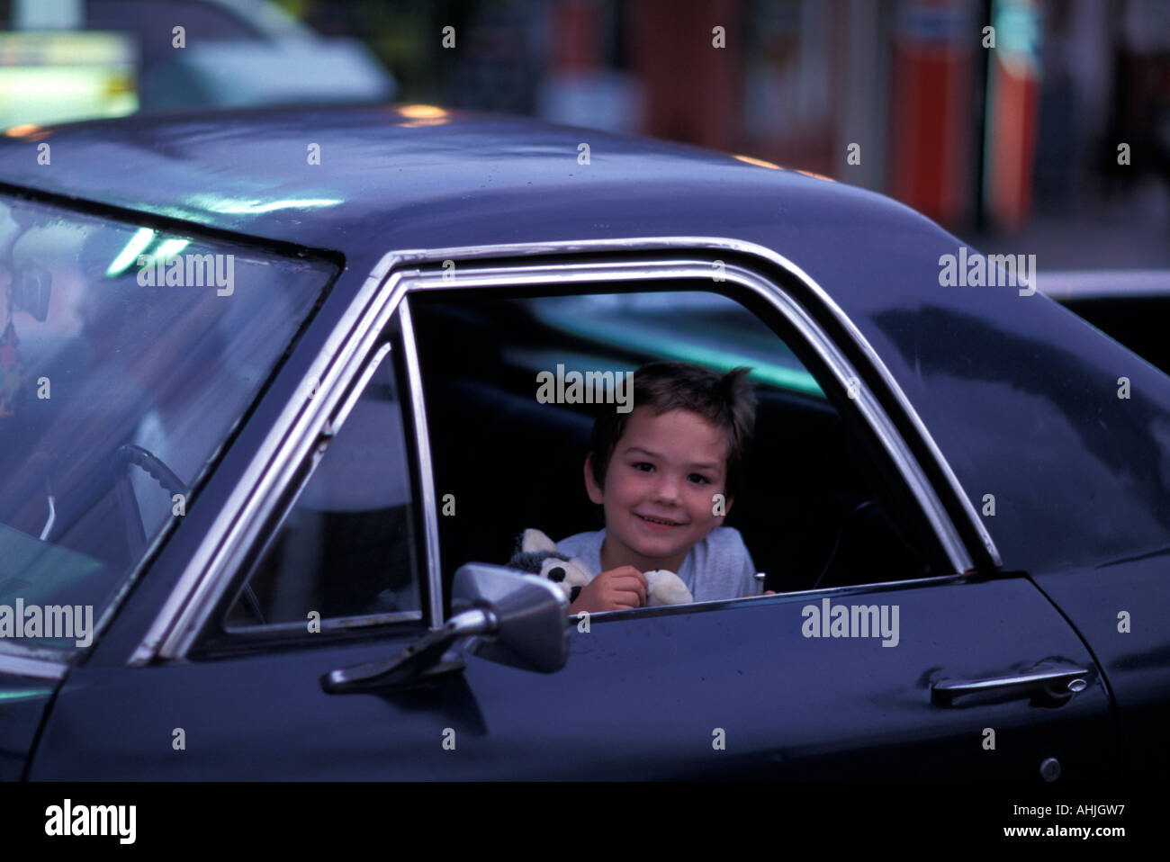 USA-Maryland Poolesville Young Junge sitzt mit Stofftier im Auto am Sommerabend Stockfoto