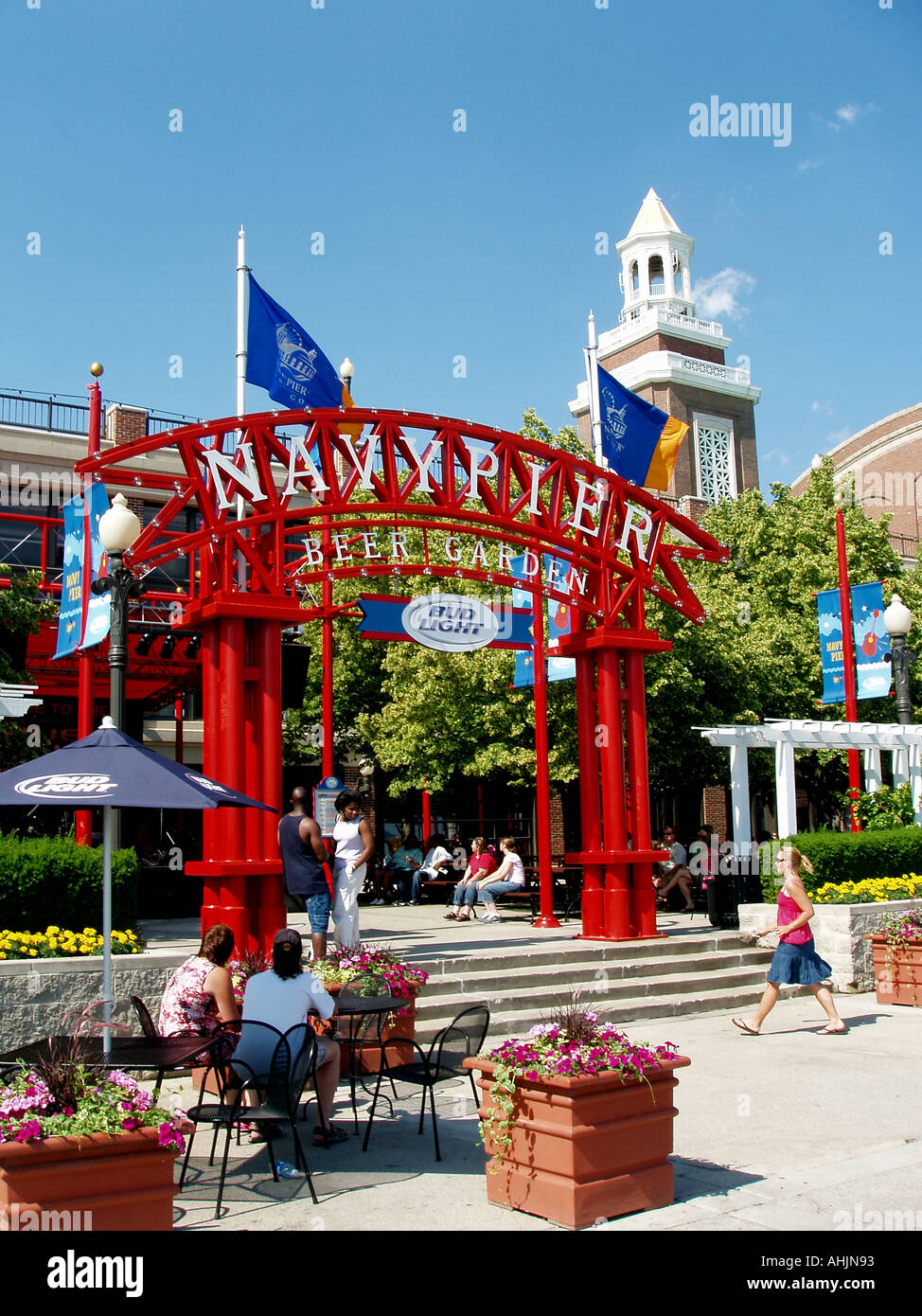 Chicagos Navy Pier Biergarten Stockfoto