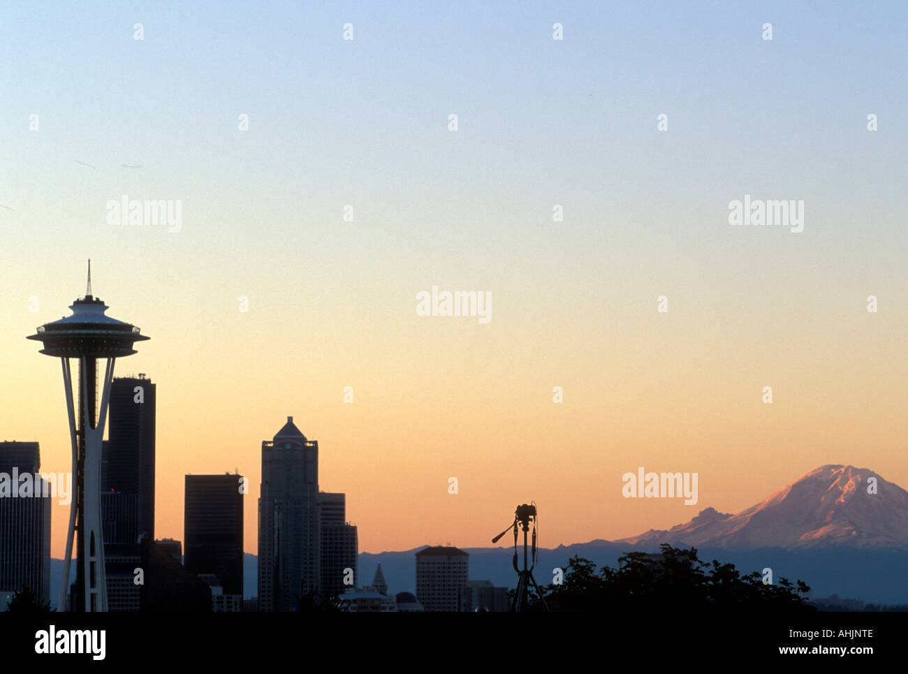 USA-Washington-Seattle-Kamera und Stativ am Hügel mit Blick auf Space Needle und Skyline der Stadt in der Dämmerung in Kerry Park Stockfoto