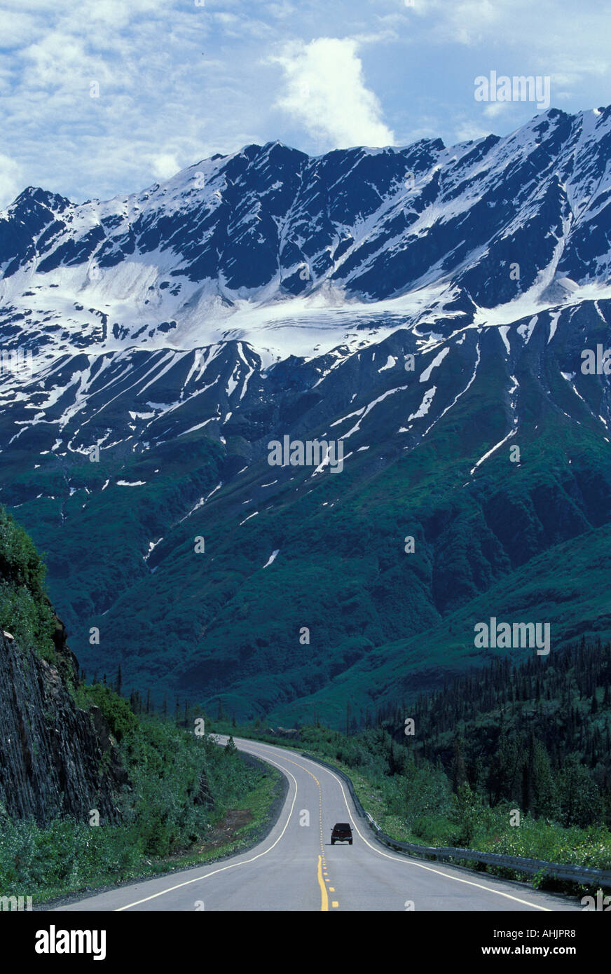 USA Alaska Chugach National Forest Chugach Mountains ragen über den Richardson Highway am Sommermorgen Stockfoto