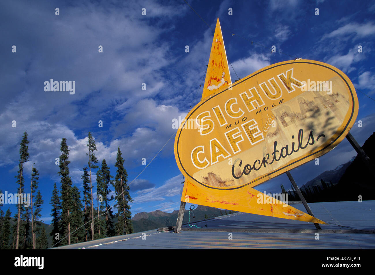 USA Alaska Tok Zeichen auf verlassenen Sichuck Cafe Roadhouse Glen Highway am Sommerabend Stockfoto