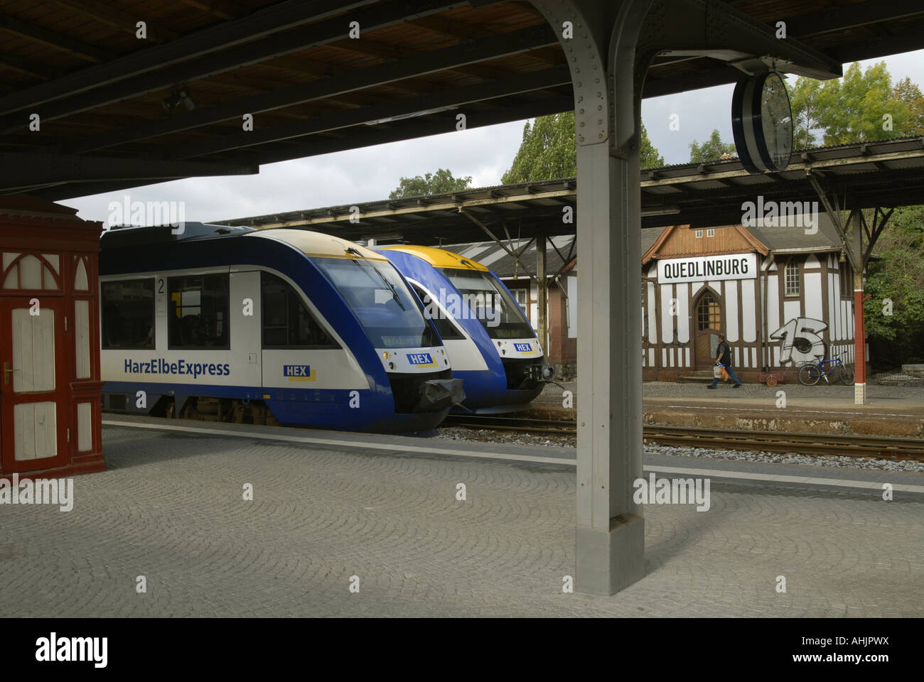 Züge am Bahnhof Quedlinburg Stockfoto