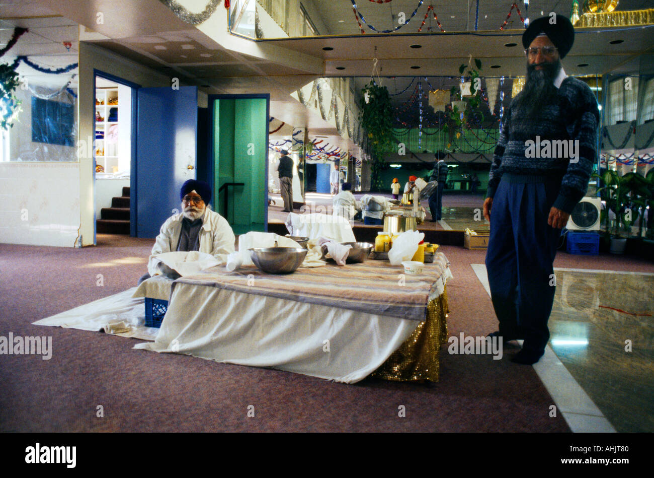 Toronto Kanada Sikh Gurdwara Karapashad Priester im Inneren Tempel Stockfoto
