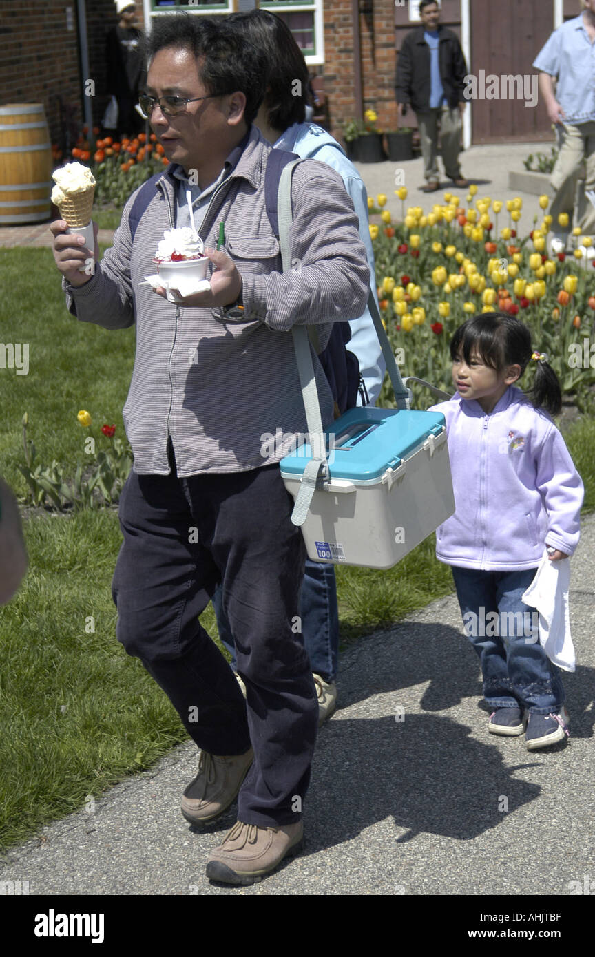 Asiatischen Familie mit Papa mit Eis auf Windmühle Insel während the Tulip Festival in Holland, Michigan USA Stockfoto