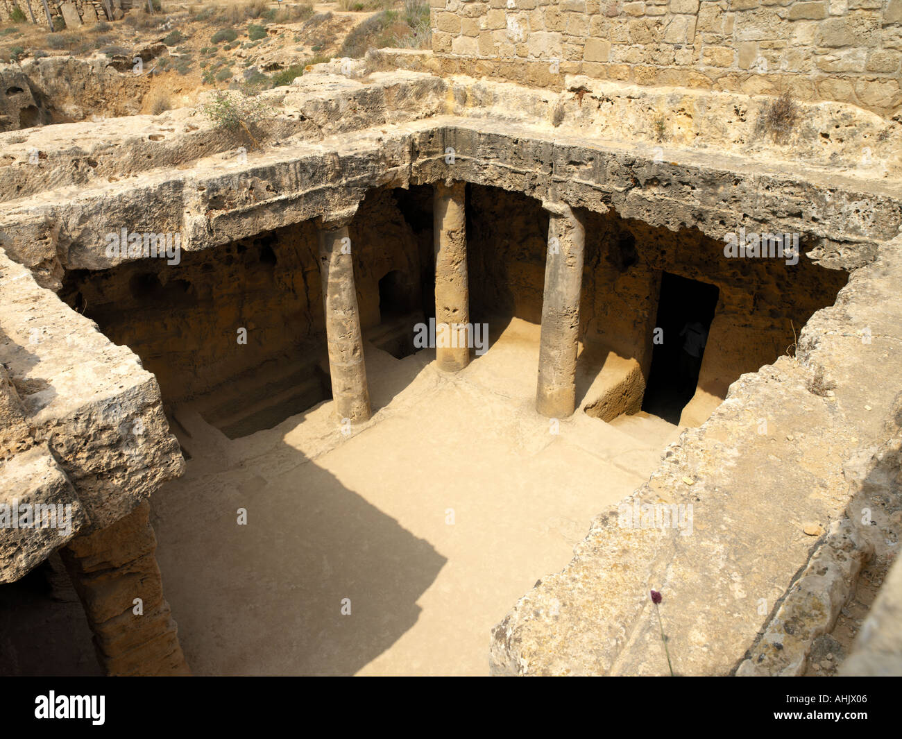 Paphos Zypern Grab der Könige Grab N.O3 mit unterirdischem Atrium mit dorischen Säulen Teil des Archäologischen Parks von Kato Pafos Stockfoto