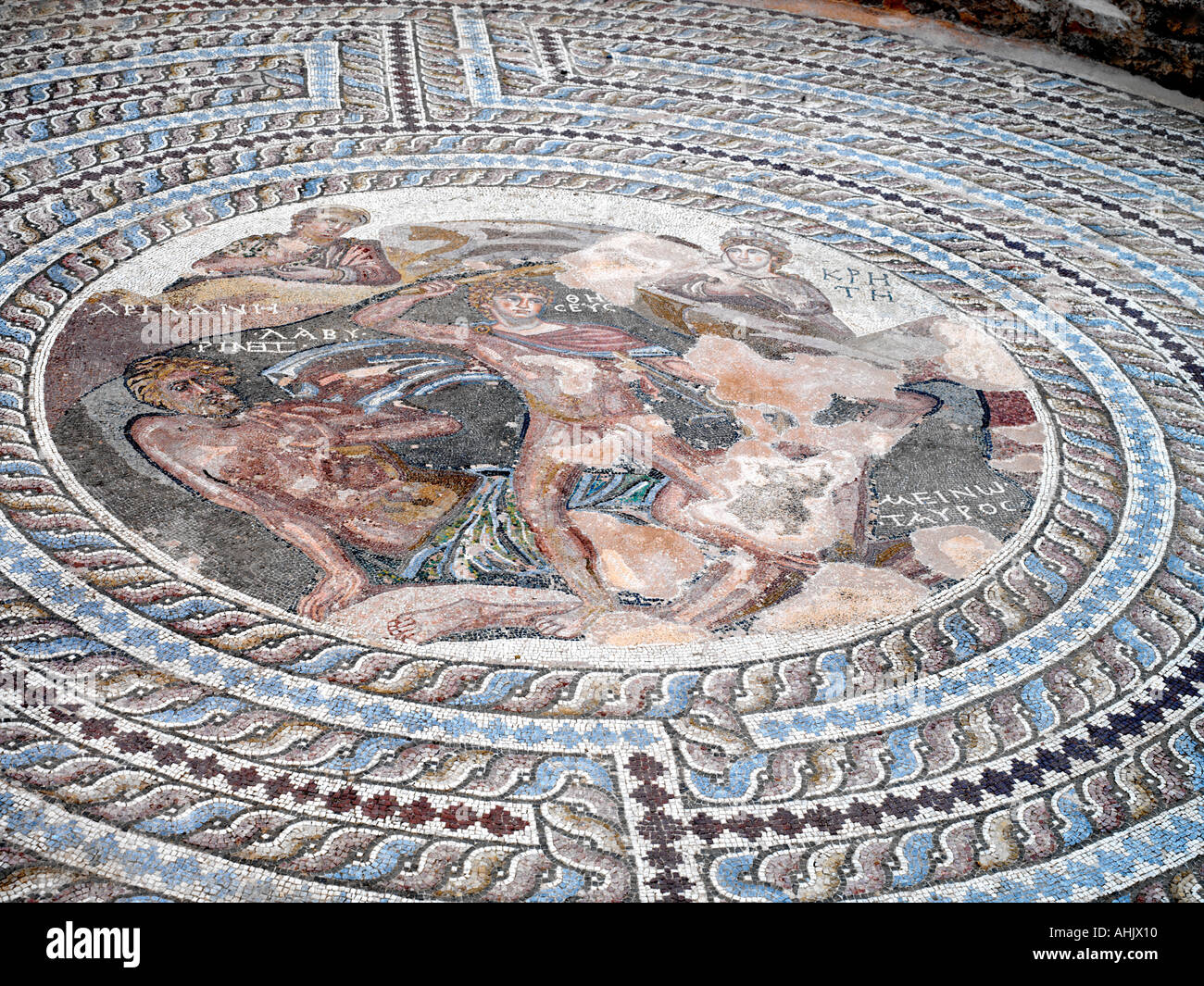 Paphos Zypern Paphos archäologische Parkhaus des Theseus-Mosaik von Theseus den Minotaurus zu töten, 2. Jh. n. Chr. Stockfoto