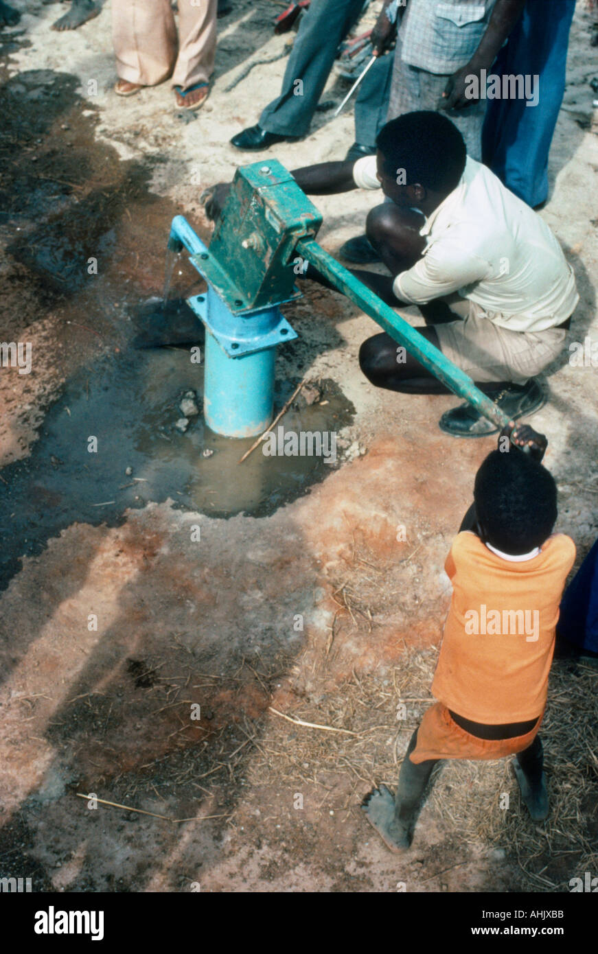 Wau Sudan Hilfe Arbeiter Unicef Wasser Projekt Kind Wasserpumpen Stockfoto