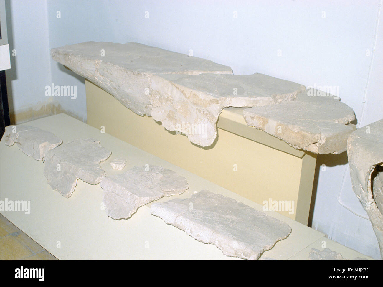 Amman Jordanien Archäologisches Museum Bänke wo Schreiber Schriftrollen vom Toten Meer schrieb Stockfoto