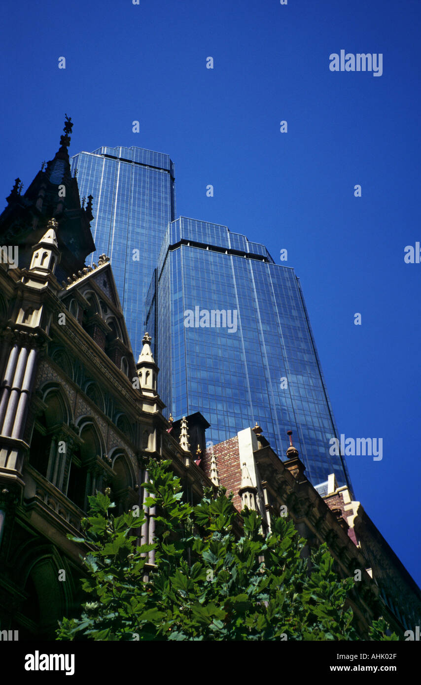 Ultramoderner Bürokomplex aus Glas, Rialto Towers, über älteren Stein- und Backsteingebäuden. Melbourne, Victoria, Australien. Stockfoto