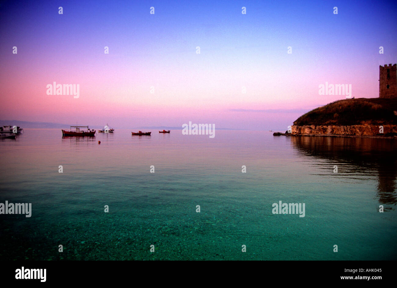 nördlichen Griechenland Chalkidiki Kassandra nea Fokea Sonnenuntergang über die Fischerboote Stockfoto