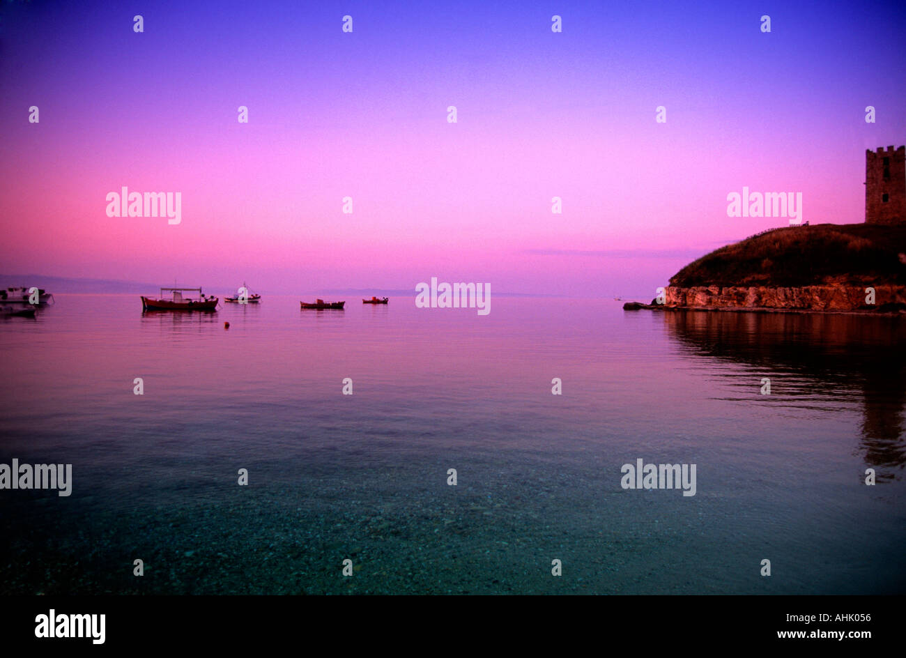 nördlichen Griechenland Chalkidiki Kassandra nea Fokea Sonnenuntergang über die Fischerboote Stockfoto