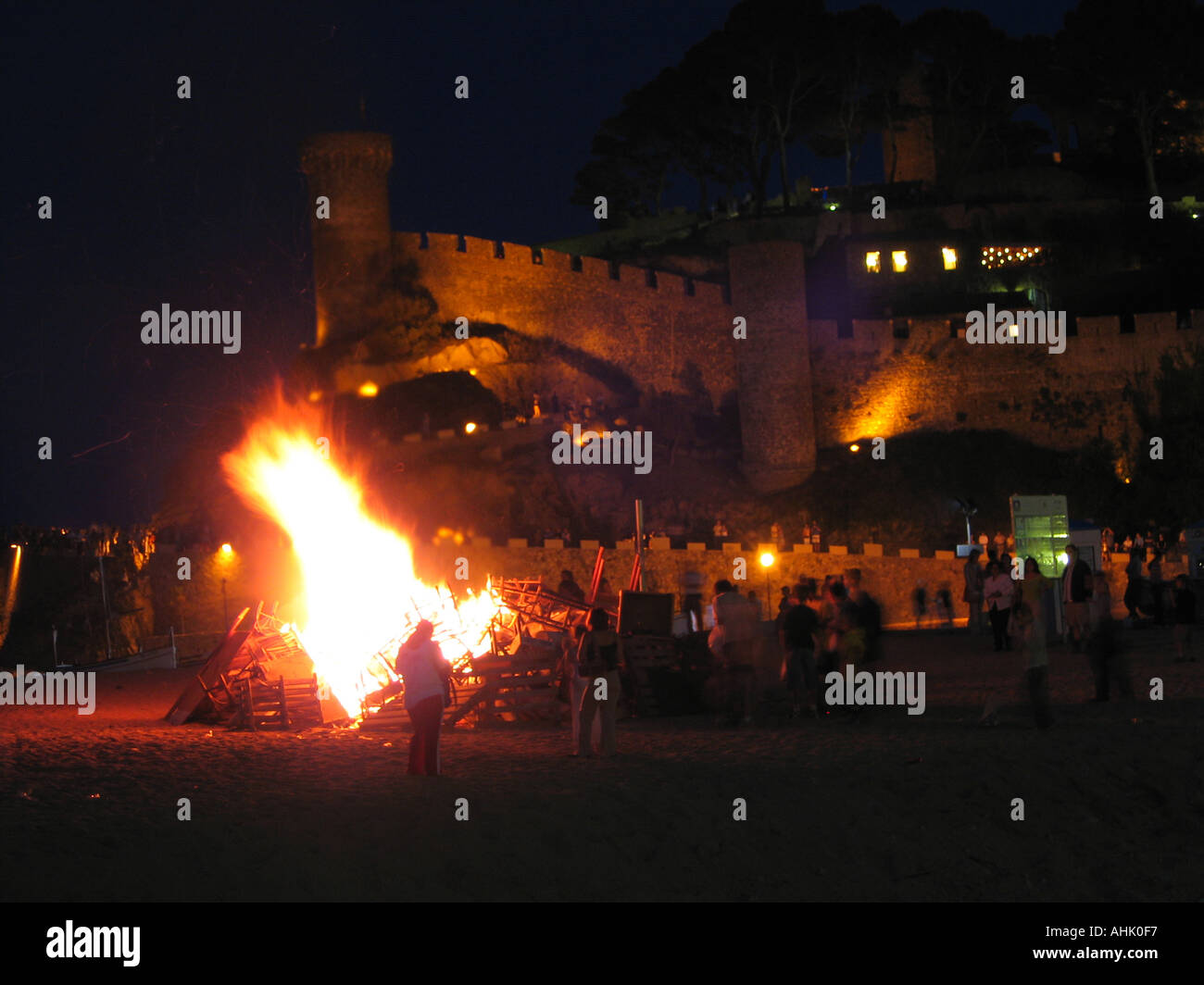 Die Leute von Tossa de feiern Mar den Urlaub Berbena de Sant Johan Saint John's Eve mit Feuer und Feuerwerk am Platja Gran Stockfoto