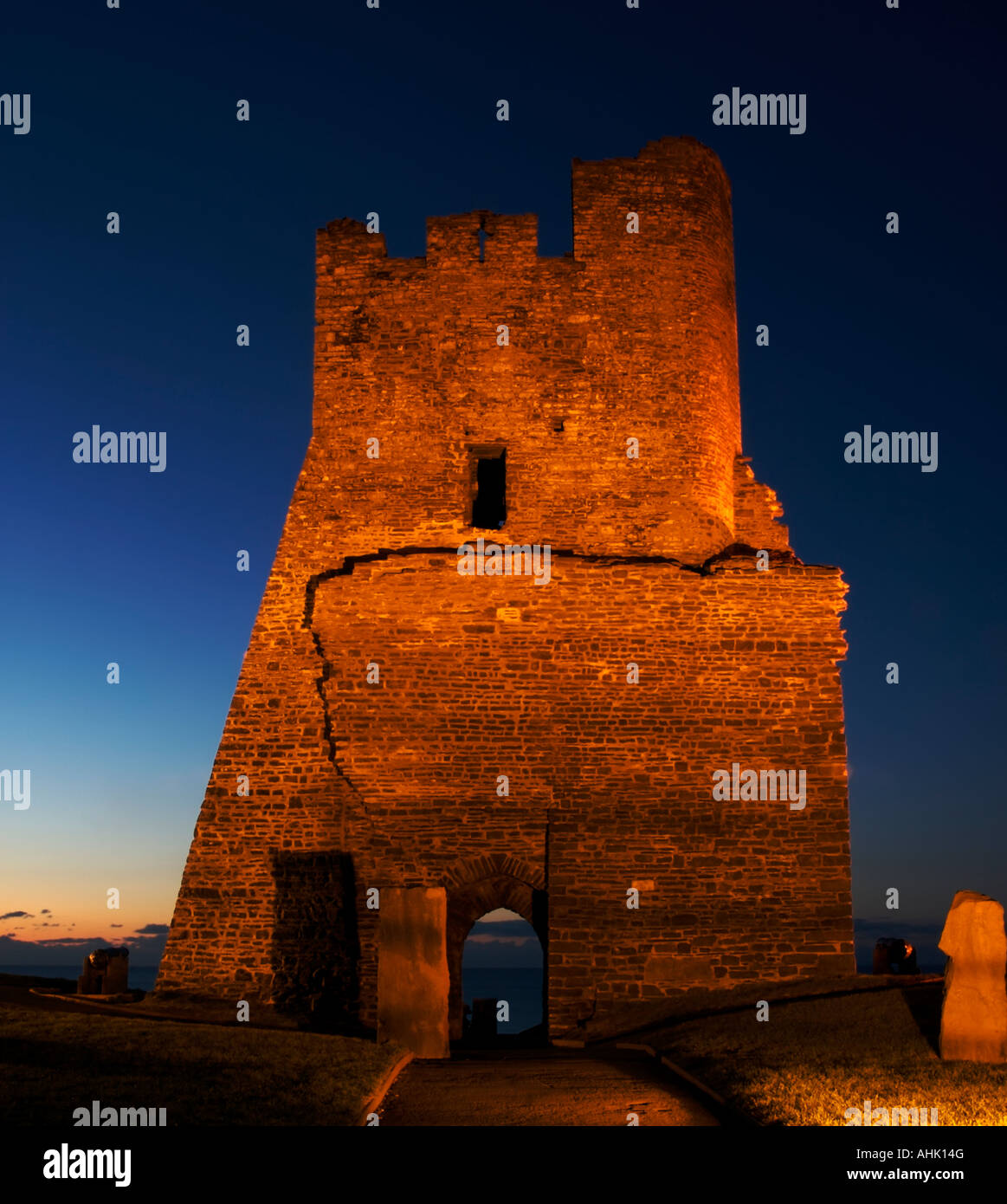 Das Torhaus schloss Abersytyth in Wales in der Nacht Stockfoto