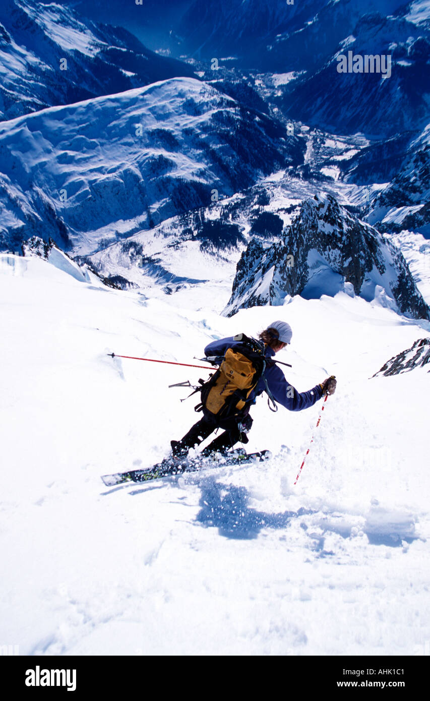 Ein einsamer männlichen Skifahrer auf die vertikale Spenser Couloir einen steilen Eis klettern Tonhöhe auf die Aiguille de Blaitiere 3522m Berg Stockfoto